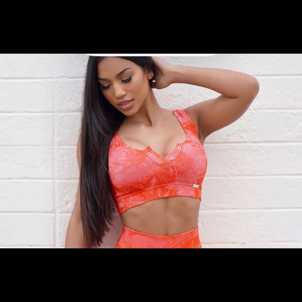IN SEARCH OF BOMBSHELL SPORTSWEAR POP SEAMLESS BRA